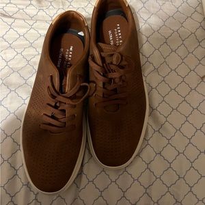 I’m selling men shoes